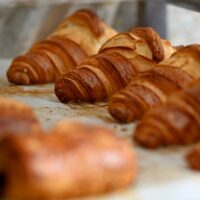 Viennoiseries pour le petit-déjeuner au camping Petit-déjeuner au restaurant du camping