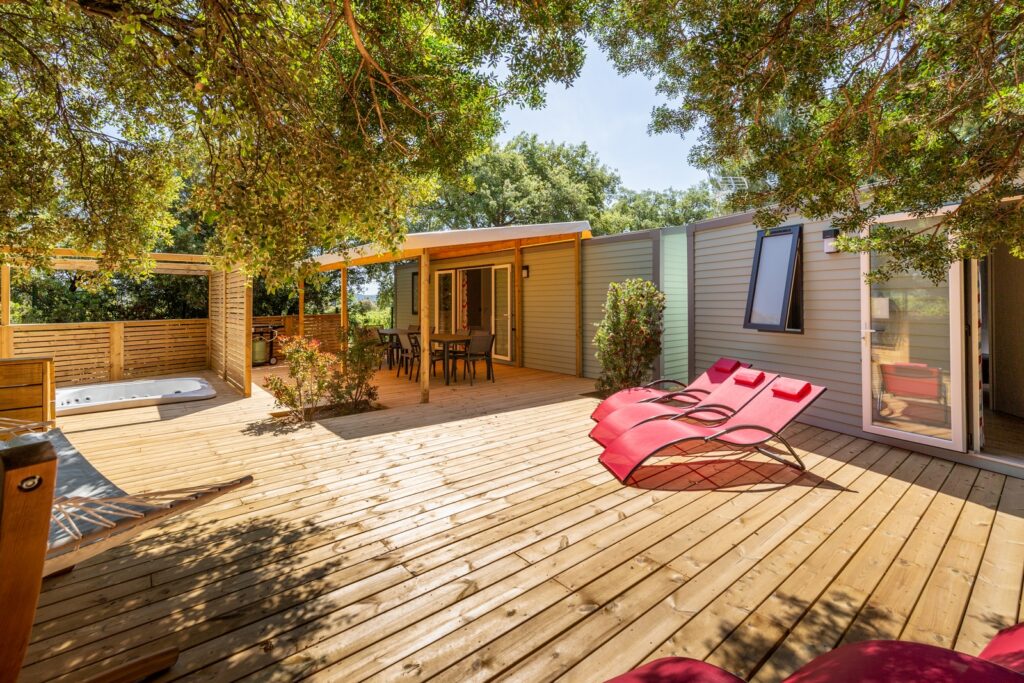 Spacious mobile homes and a private jacuzzi at our four-star campsite in La Londe. Deluxe camping for 10 guests in the South of France.