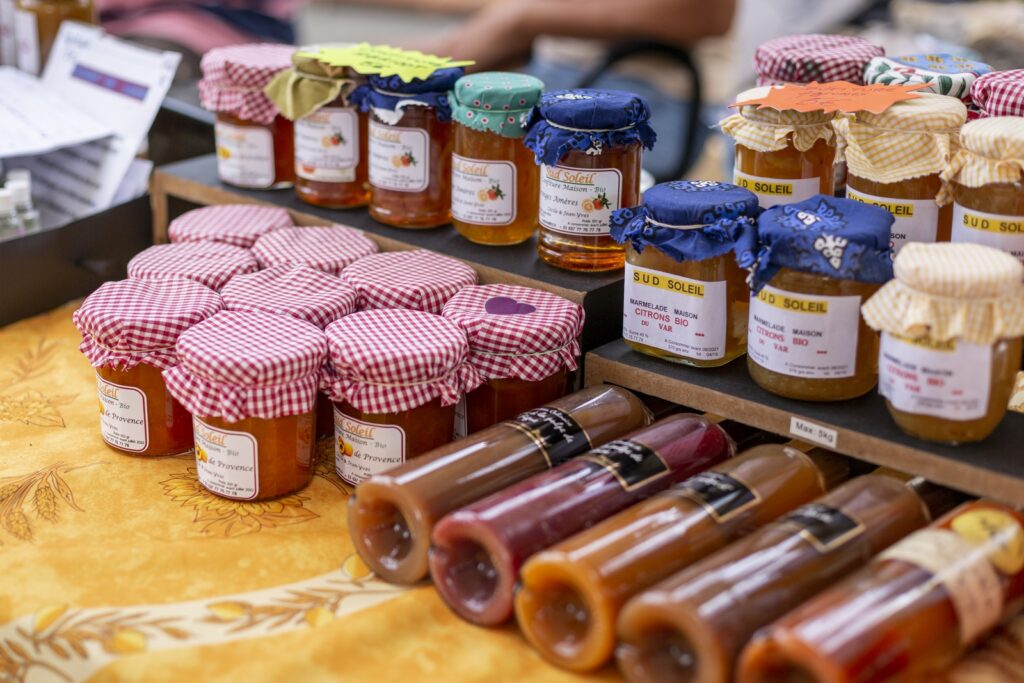 Découvrez les marchés typiques de Provence.