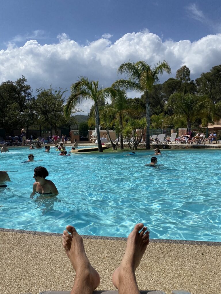 Moment détente sur les transats du parc aquatique du camping de La Pascalinette ®.