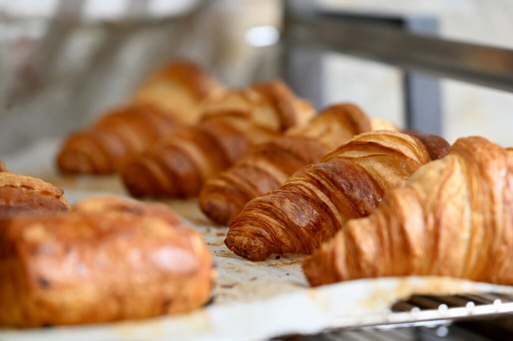 Das Restaurant vom Campingplatz bietet Ihnen dieses Frühstück vor Ort oder zum Mitnehmen an. Frühstücken Sie im Restaurant vom Camping****- Les Jardins de La Pascalinette® in der Nähe von Hyères!