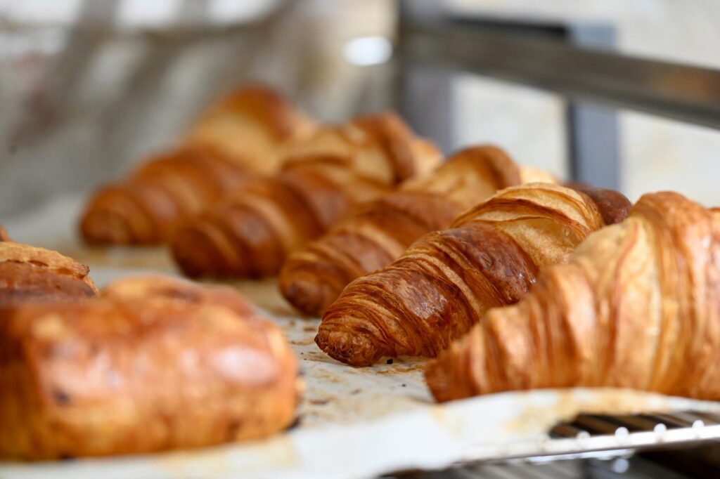 Savour breakfast at the restaurant of our campsite Les Jardins de La Pascalinette ® near Hyères.