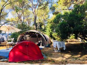 Emplacement dans camping arboré sur la Côte d'Azur