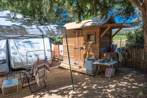 Sanitaires privés sur emplacement de caravaning en camping à La Londe