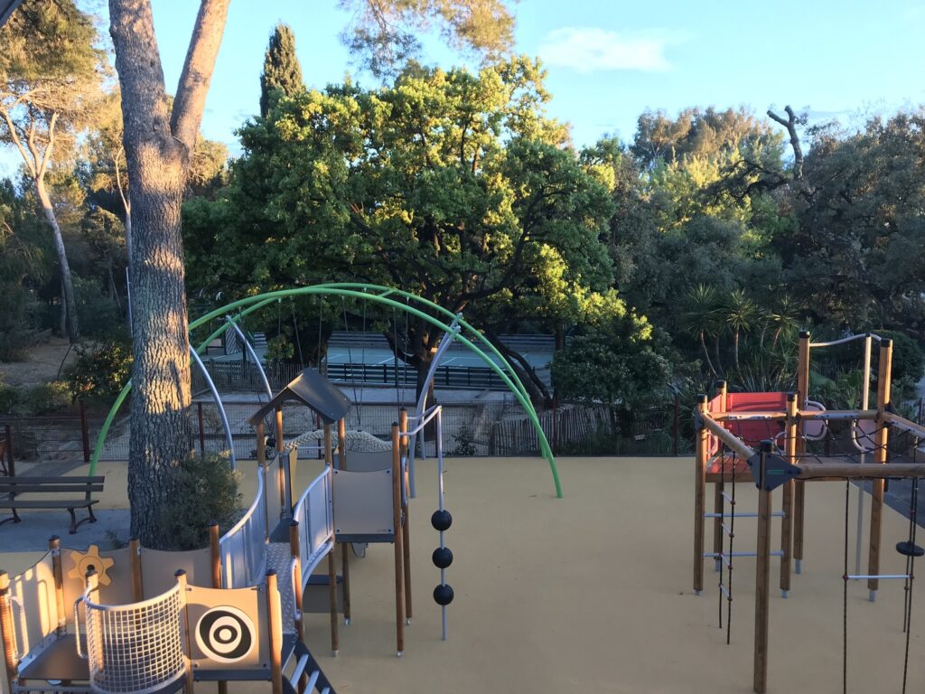 Speeltuin voor kinderen op natuurcamping Les Jardins de La Pascalinette ®