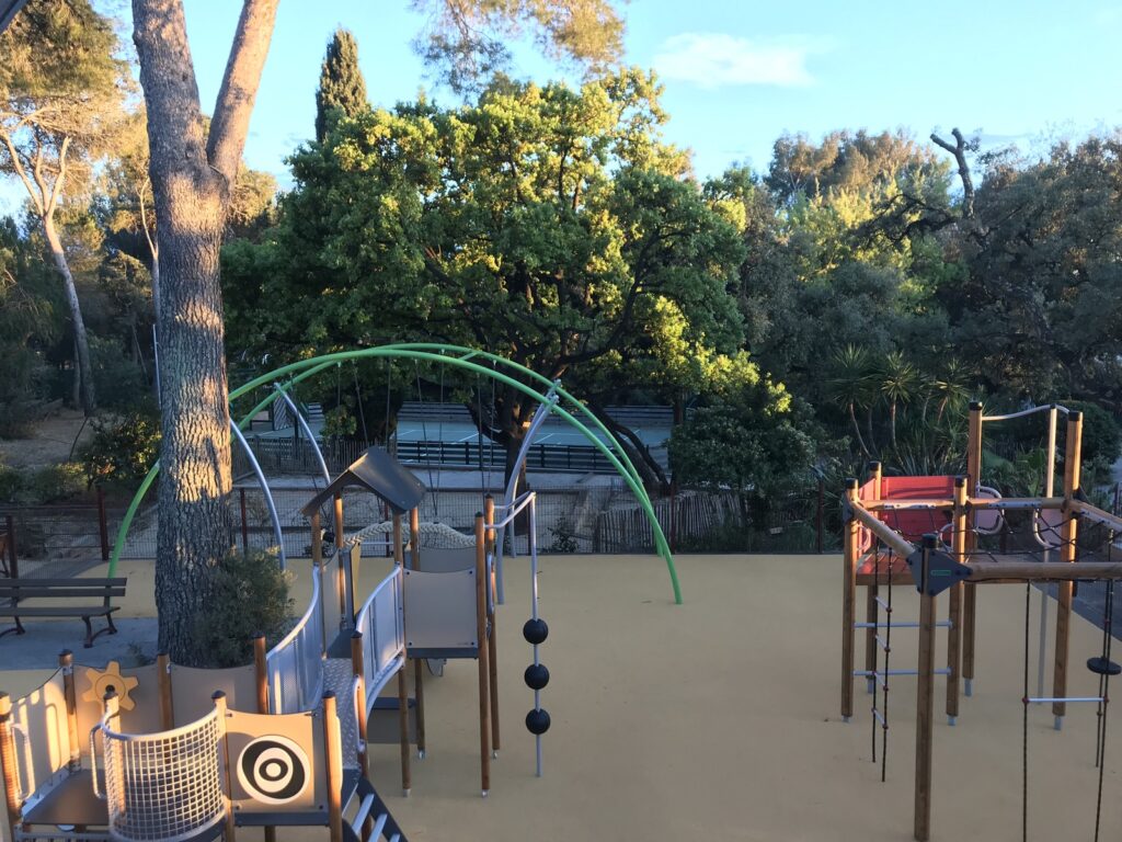 Nieuwe speeltuin voor kinderen Speeltuin voor kinderen op natuurcamping Les Jardins de La Pascalinette ®