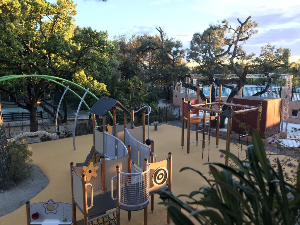 Moderner und sicherer Spielplatz auf dem Campingplatz Kinderspielplatz auf dem Campingplatz