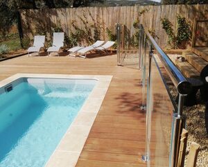 Piscine privée en camping 4 étoiles sur la Côte d'Azur