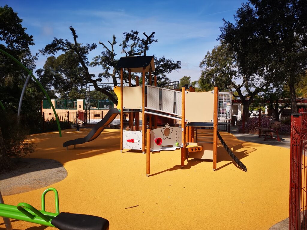 Nouvelle aire de jeux au camping**** Les Jardins de La Pascalinette ® à Hyères Aire de jeux sécurisée au camping pour des heures d'aventures