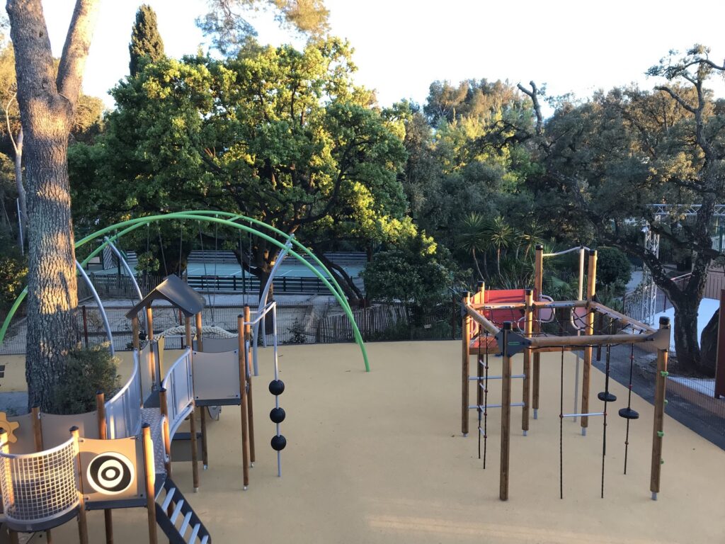 Spielplatz neben dem Wasserparadies auf unserem Camping****- Les Jardins de La Pascalinette® im Departement Var Spielplatz für Kinder auf unserem Camping****- Les Jardins de La Pascalinette® in der Nähe von Hyères