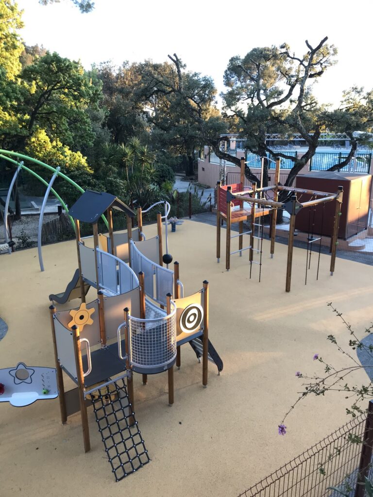 Speeltuin voor kinderen tijdens hun vakantie op de camping aan de kust in de Provence. Nieuwe speeltuin op 4-sterrencamping Les Jardins de La Pascalinette ® in La Londe-les-Maures aan de Côte d’Azur