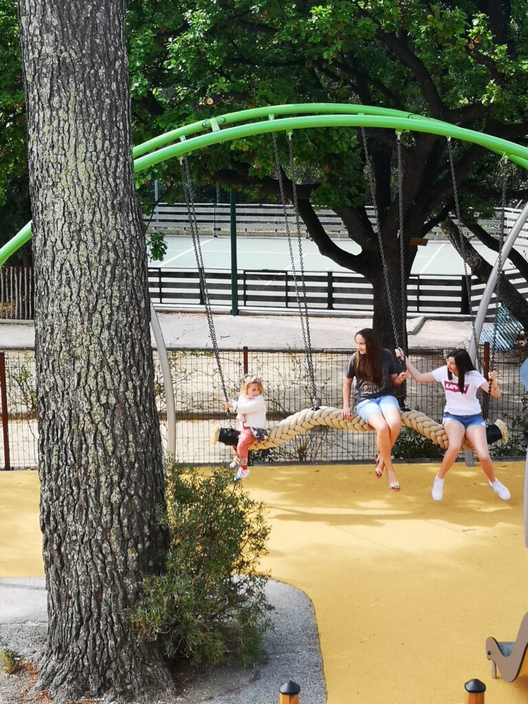 Sicherer Spielplatz auf dem Campingplatz am Mittelmeer und im Departement Var