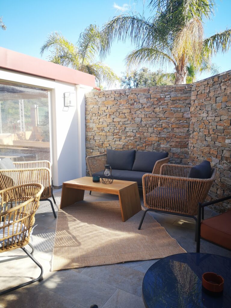 Terrasse lounge du restaurant du camping 4 étoiles à Hyères Espace lounge du restaurant du camping Les Jardins de La Pascalinette à la Londe