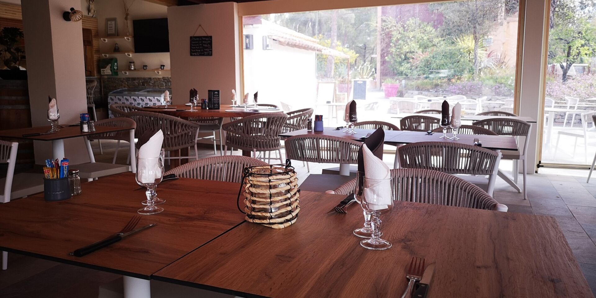 Resto bar lounge en camping bord de mer dans le Var