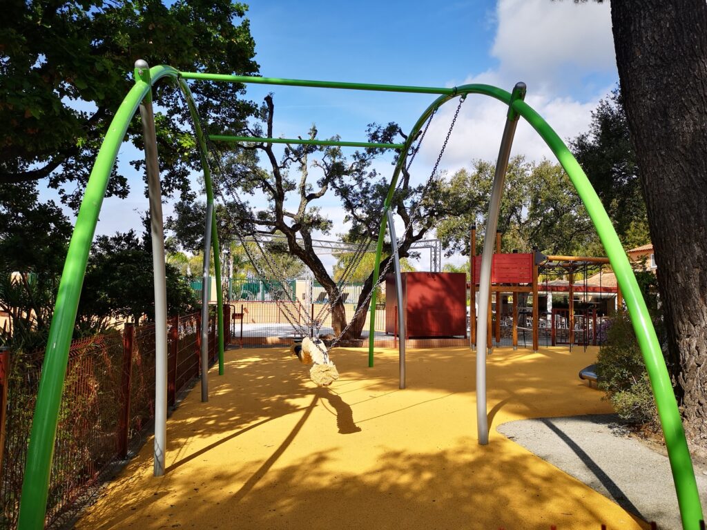 Aire de jeux pour enfants en vacances au camping nature de La Pascalinette dans le Var