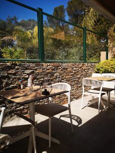 Terrasse ombragée en camping Côte d'Azur