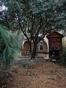 Tente déjà montée en camping bord de mer