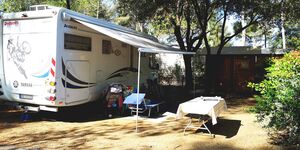 Location grand emplacement caravane en camping 4 étoiles dans le Var