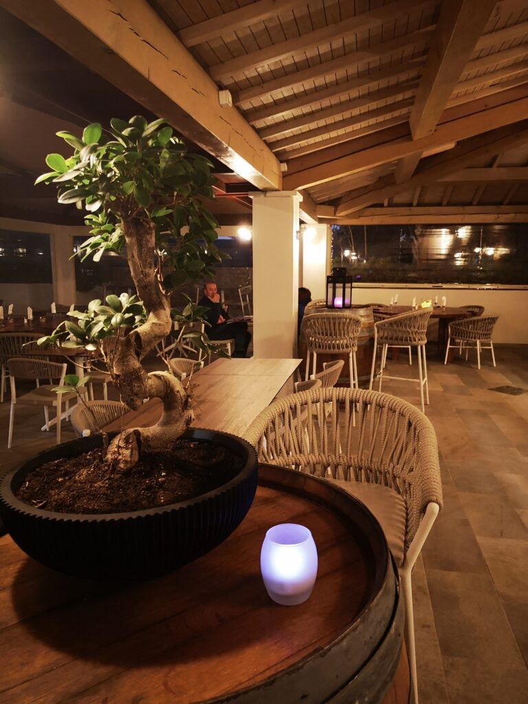 Restaurant mit einer Lounge Bar in La Londe Neues Restaurant auf dem Camping****- Les Jardins de La Pascalinette® in La Londe und im Departement Var