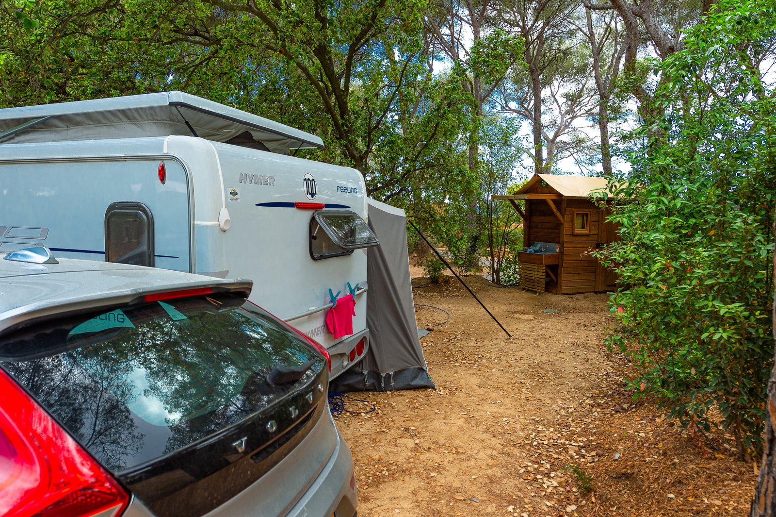 Place de tente en camping bord de mer dans le Var