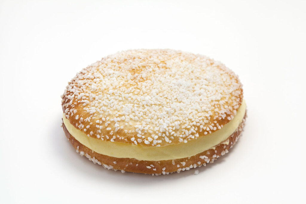Tarte tropézienne door bakker Micka Tarte Tropézienne, de specialiteit van Saint-Tropez.