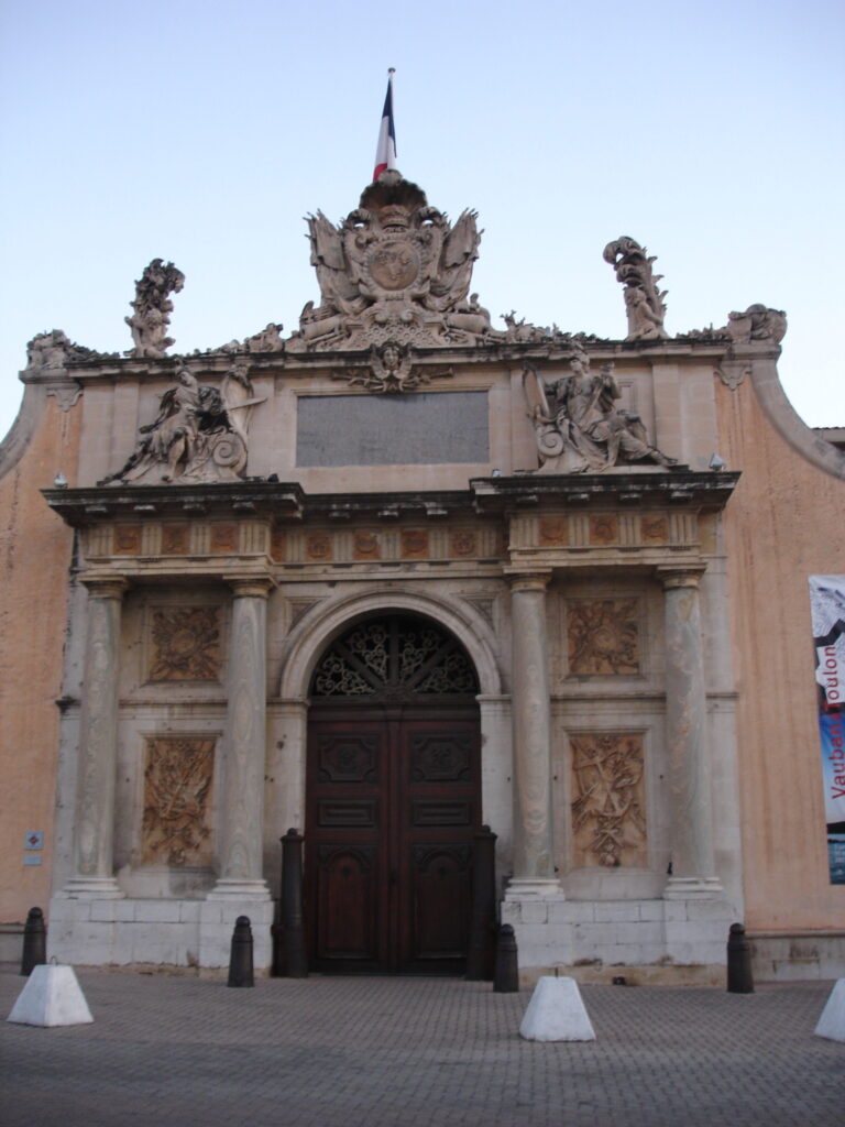 Deur van het Nationaal Maritiem Museum in Toulon.