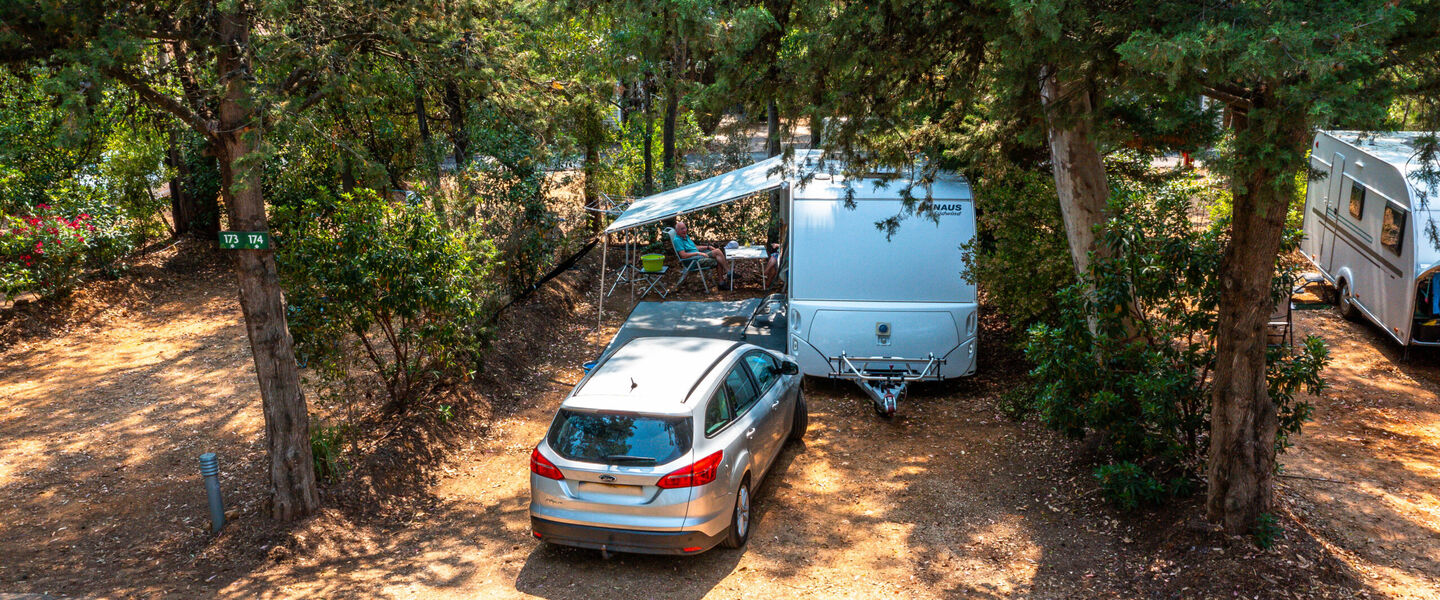 Caravane tente camping-car en camping nature dans le Var