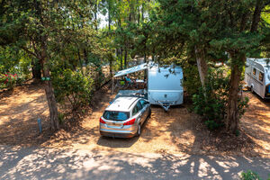 Caravane tente camping-car en camping nature dans le Var