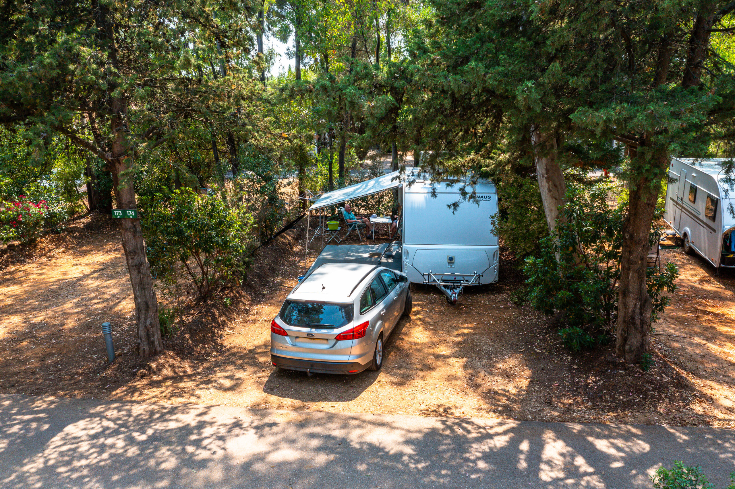 Caravane tente camping-car en camping nature dans le Var