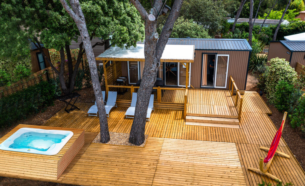 The joys of camping with a private jacuzzi and water park! Mobile home with private jacuzzi to rent at our campsite in the Var, French Riviera-Côte d’Azur.