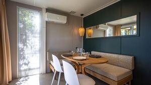 Salle à manger du mobile-home : spacieuse et climatisée