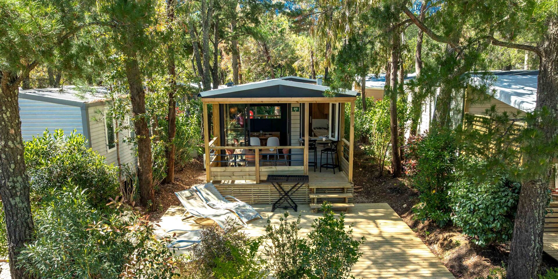 Location de mobile-home climatisé avec terrasse en camping 4 étoiles