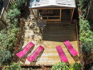 Terrasse avec transats, séjour en camping 4 étoiles