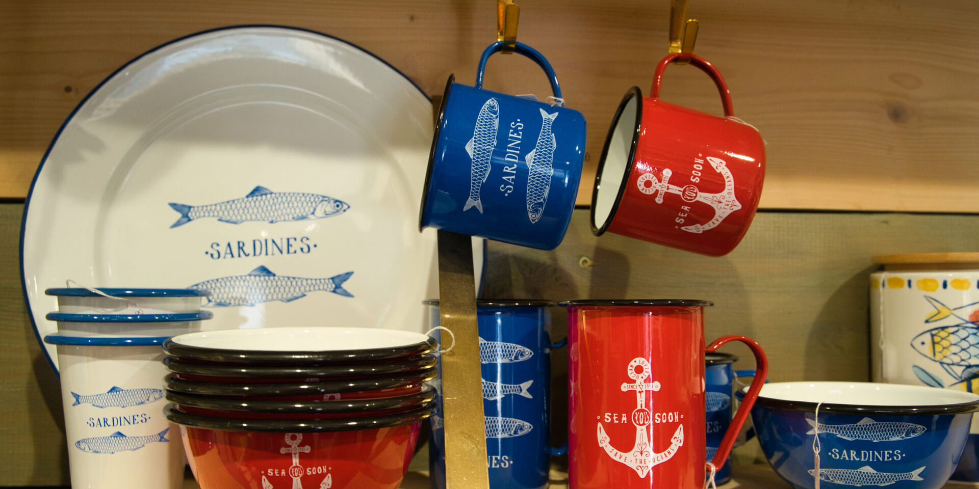 En vente à la boutique du camping, vaisselle pour le petit déjeuner