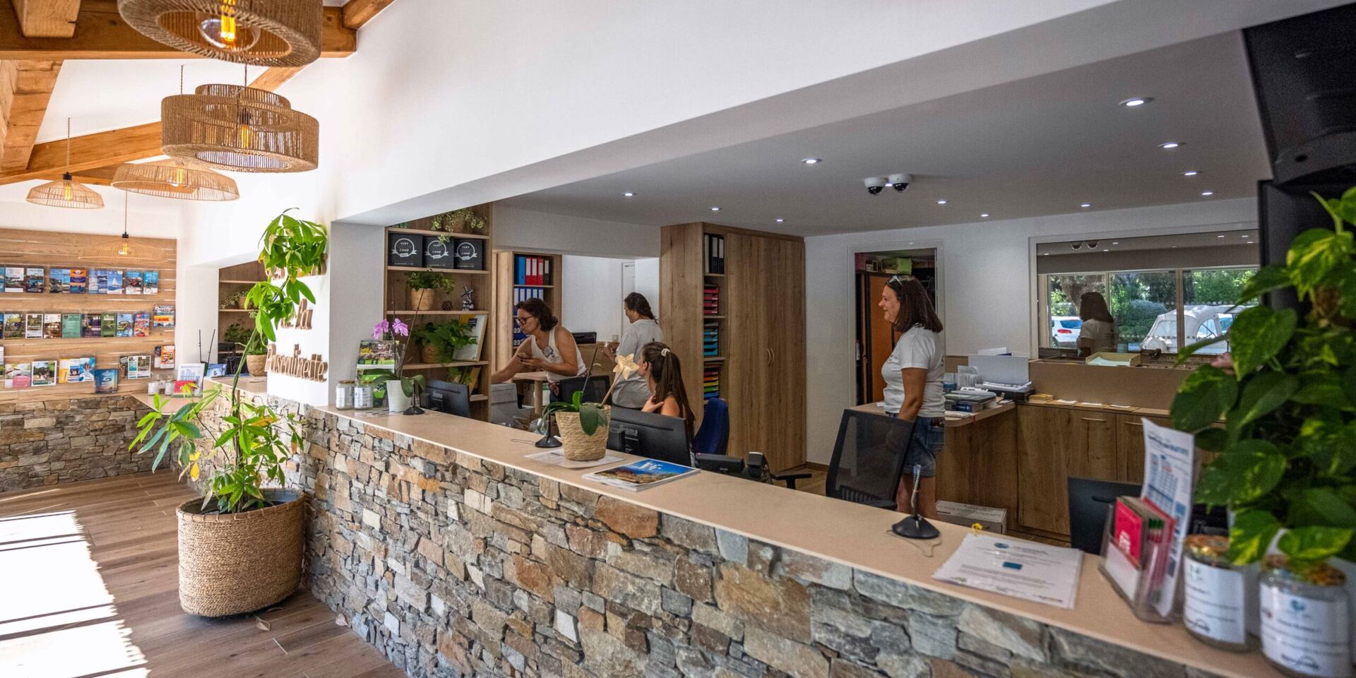 Réception et staff du camping proche du Lavandou