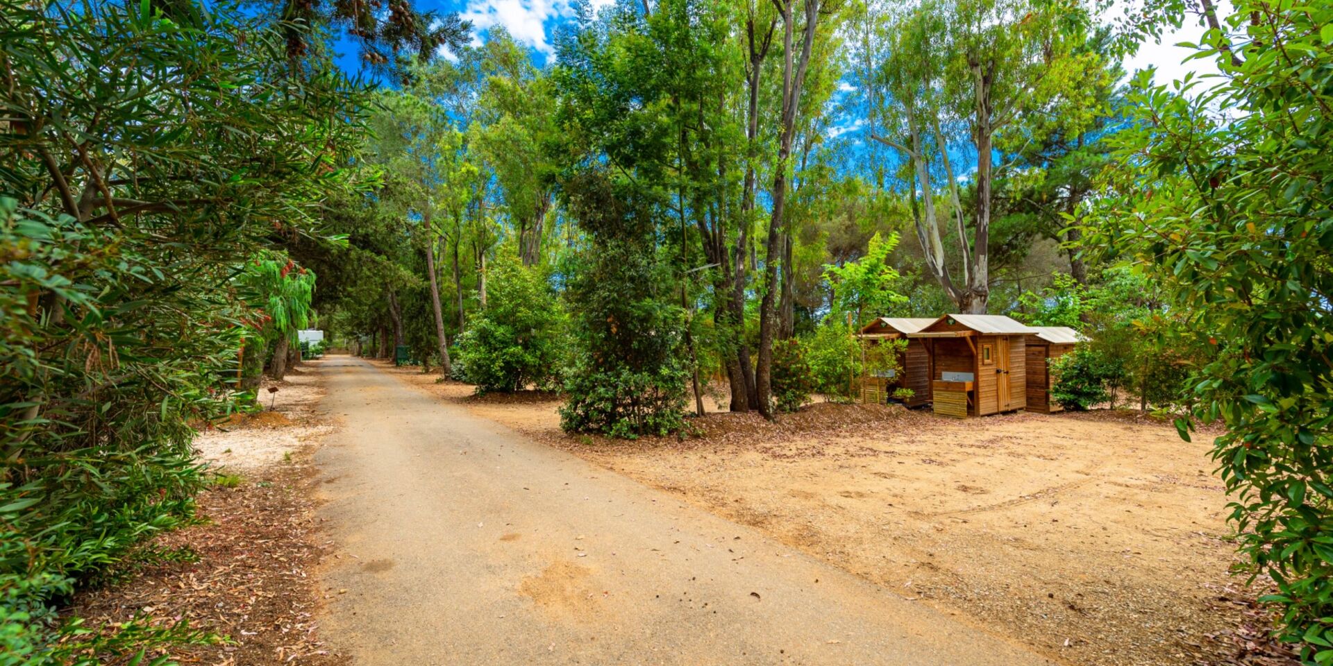 Emplacement de camping avec sanitaires privatifs dans le Var