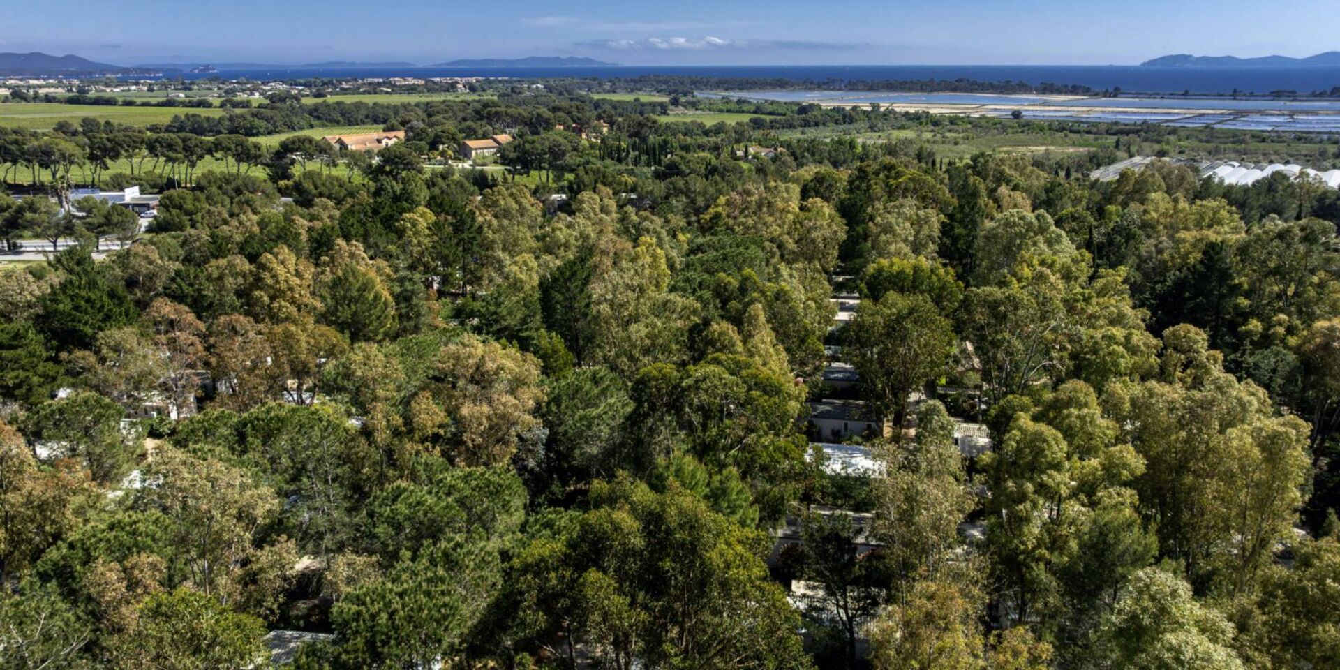 Vue aérienne du camping, la mer en fond